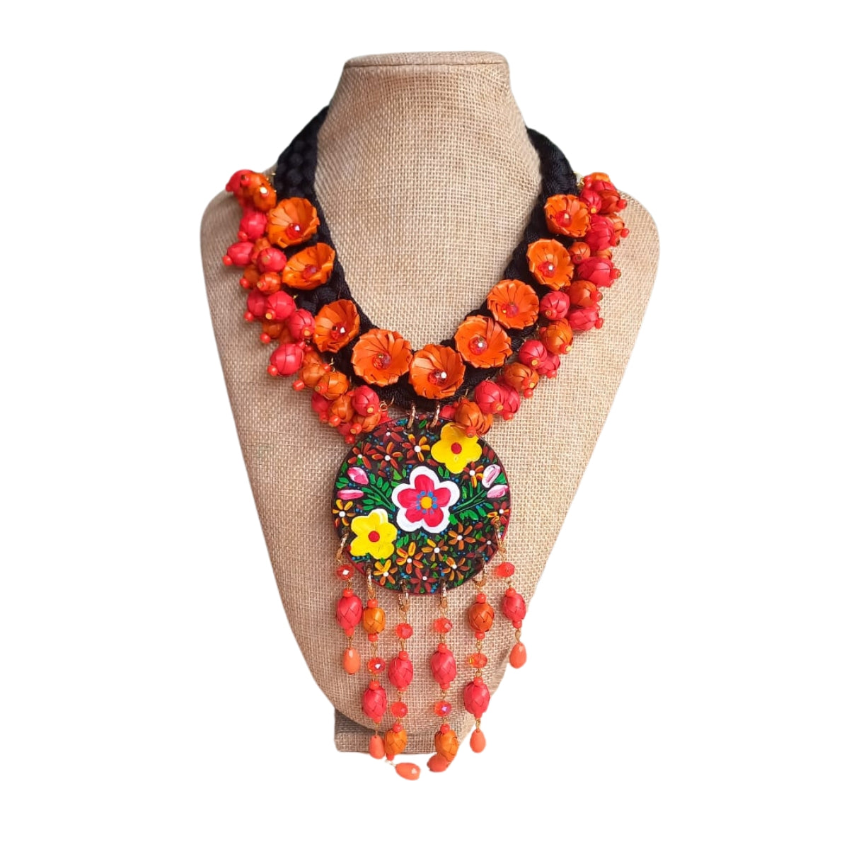 Collar trenzado naranja con dije redondo