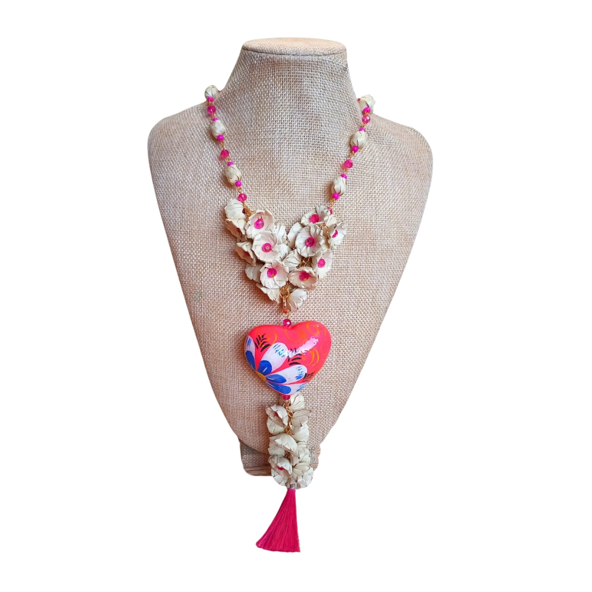 Collar de flores blancas con dije de barro