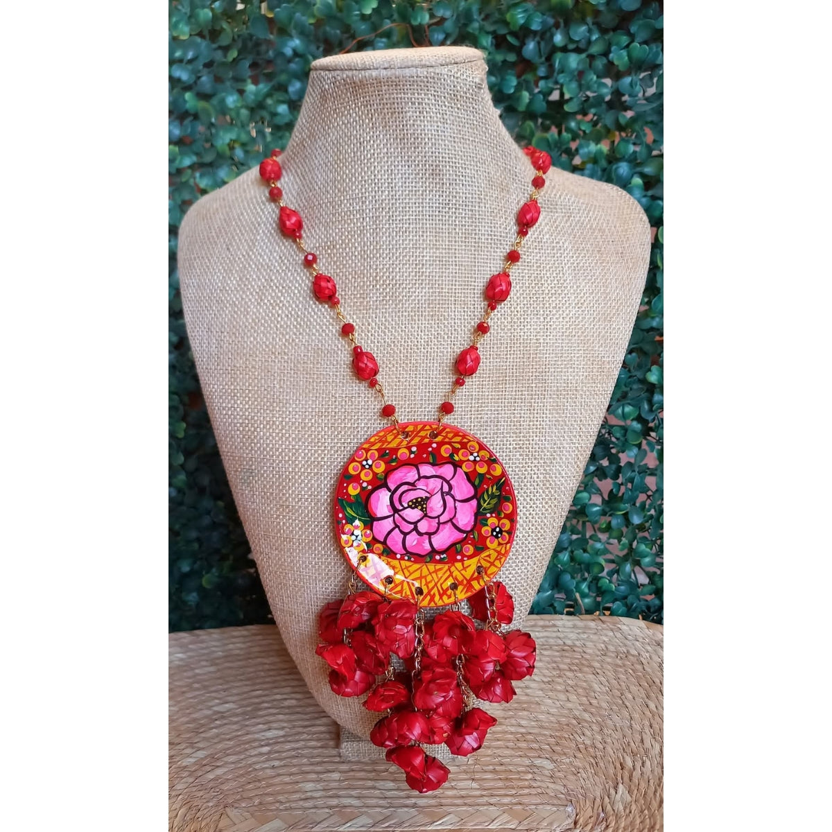 Collar largo con dije rosa de barro
