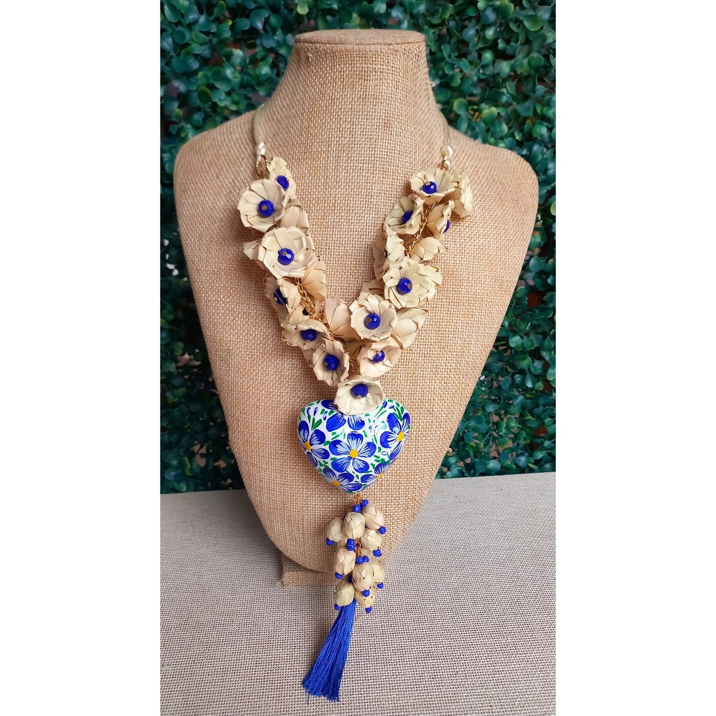 Collar con corazón de barro