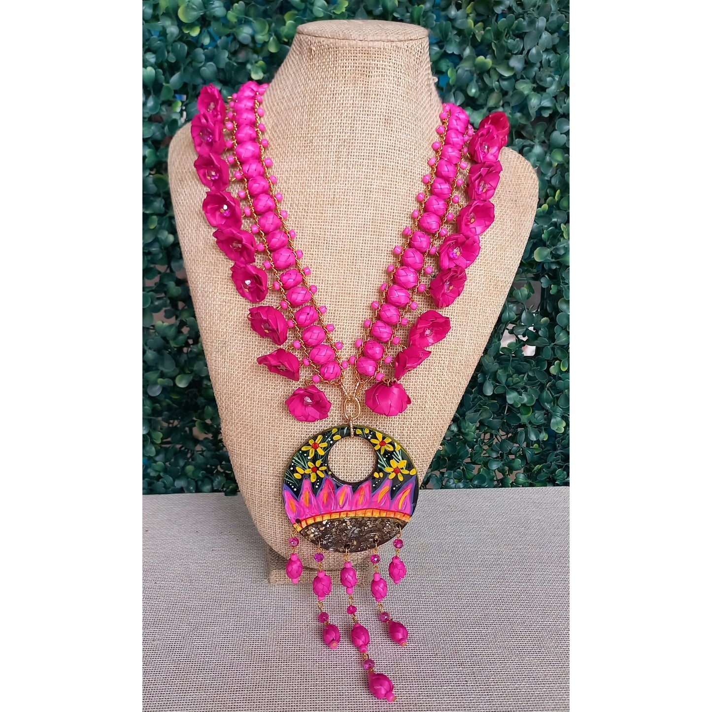 Collar largo con dije de barro "Fuerza Rosa"