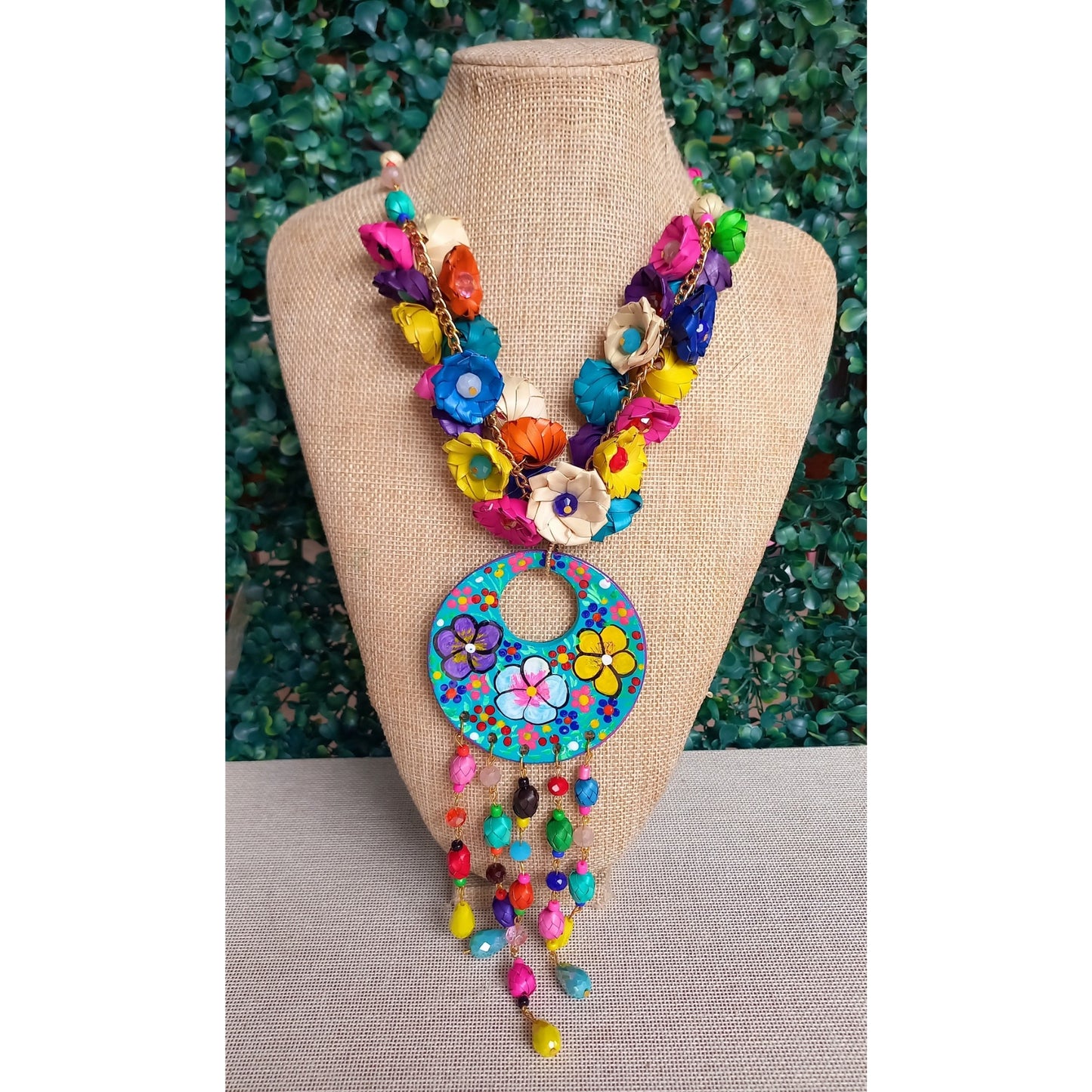 Collar largo con dije redondo