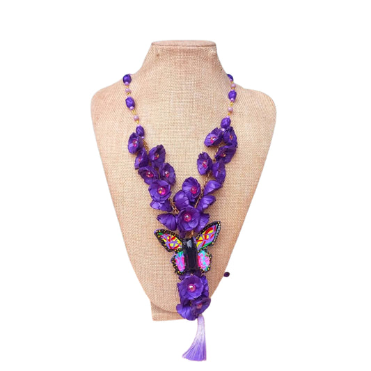 Collar Flores Moradas con Mariposa