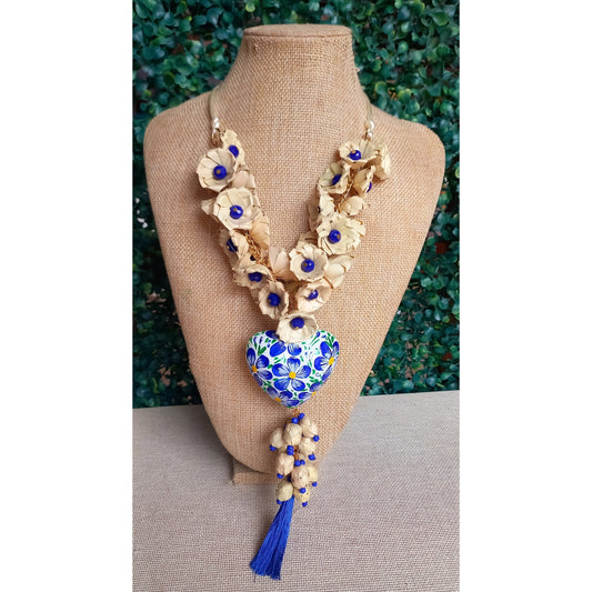 Collar con corazón de barro