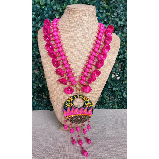 Collar largo con dije de barro "Fuerza Rosa"